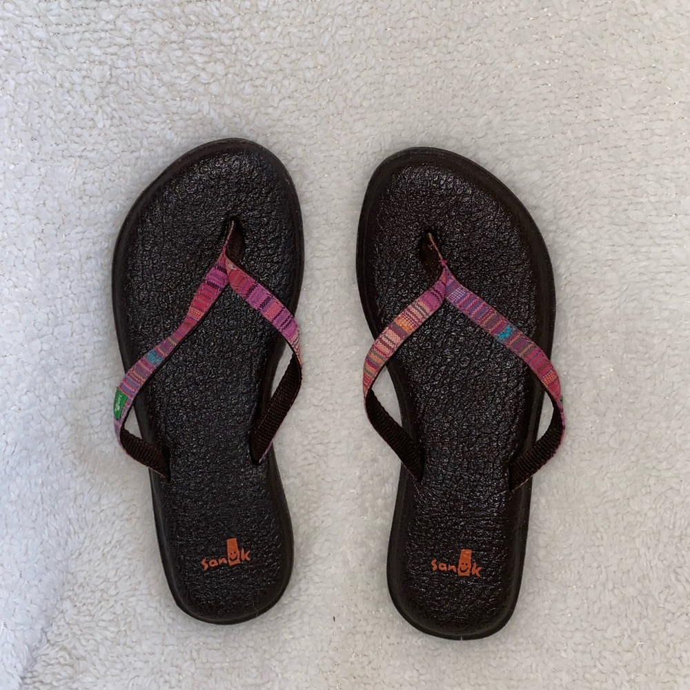 Multi pattern Sanuk flip flops
